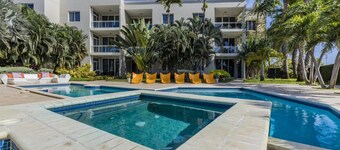 4BR 3BA w Pool Sleeps 10 200m From Eagle Beach