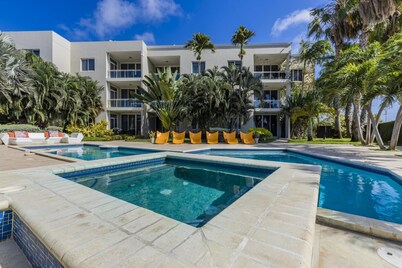 4BR 3BA w Pool Sleeps 10 200m From Eagle Beach