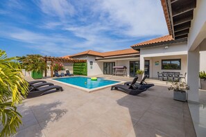 Villa | 6 bedrooms - NEW 6BR Villa w Pool Across Street Palmbeach (Noord)