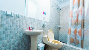 Standard Room, 1 Bedroom | Bathroom | Shower, rainfall showerhead, designer toiletries - Hospedaje Ayuva (Paracas)