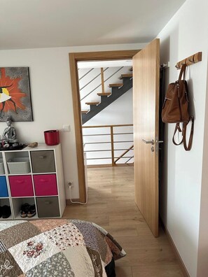 2 quartos, escrivaninha, ferros/tábuas de passar roupa