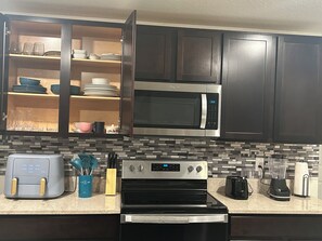 Frigorífico, microondas, placa de cocina y lavavajillas