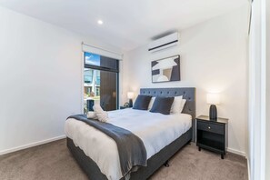 2 bedrooms, iron/ironing board, WiFi, bed sheets - Modern Torquay Living (Torquay)