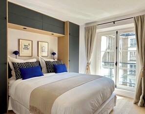 4 habitaciones, escritorio y tabla de planchar con plancha 
