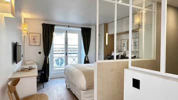 4 slaapkamers, een bureau, een strijkplank/strijkijzer, reisbedje