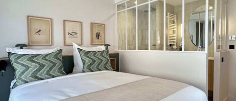 4 bedrooms, desk, iron/ironing board, travel cot