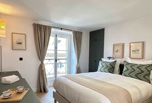 4 bedrooms, desk, iron/ironing board, travel cot