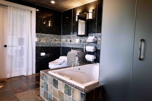 Lovely and Quiet suite with GORGEOUS VIEWS-10 min to Golden Gate Bridge