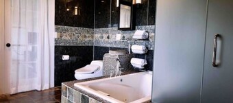 Lovely and Quiet suite with GORGEOUS VIEWS-10 min to Golden Gate Bridge