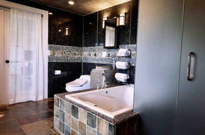Lovely and Quiet suite with GORGEOUS VIEWS-10 min to Golden Gate Bridge