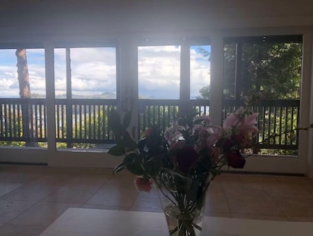 Interior. Lovely and Quiet suite with GORGEOUS VIEWS-10 min to Golden Gate Bridge