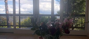 Lovely and Quiet suite with GORGEOUS VIEWS-10 min to Golden Gate Bridge