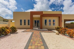 Villa | 3 bedrooms - Amazing 3BR Villa w Large Private Pool Gameroom (Paradera)