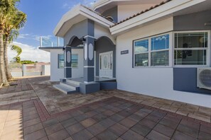 Villa | 4 bedrooms - 4BR 4BA Villa w Private Pool Eagle Palm Beach (Noord)