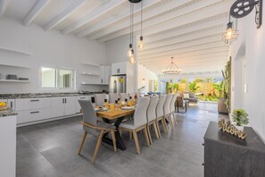 Villa - Luxurious Oasis Mins to Beach King Beds Pool (Noord)