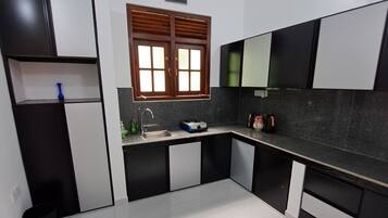 Placa de cocina, utensilios de cocina, especias