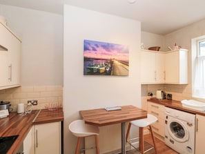 Cookware/dishes/utensils - White Rose Apartment (Bridlington)