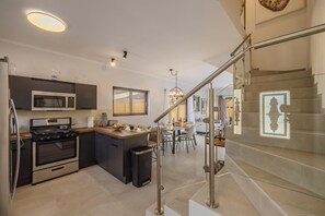 House | Private kitchen - NEW Modern 2 Bedroom Townhome Gold Coast (Noord)