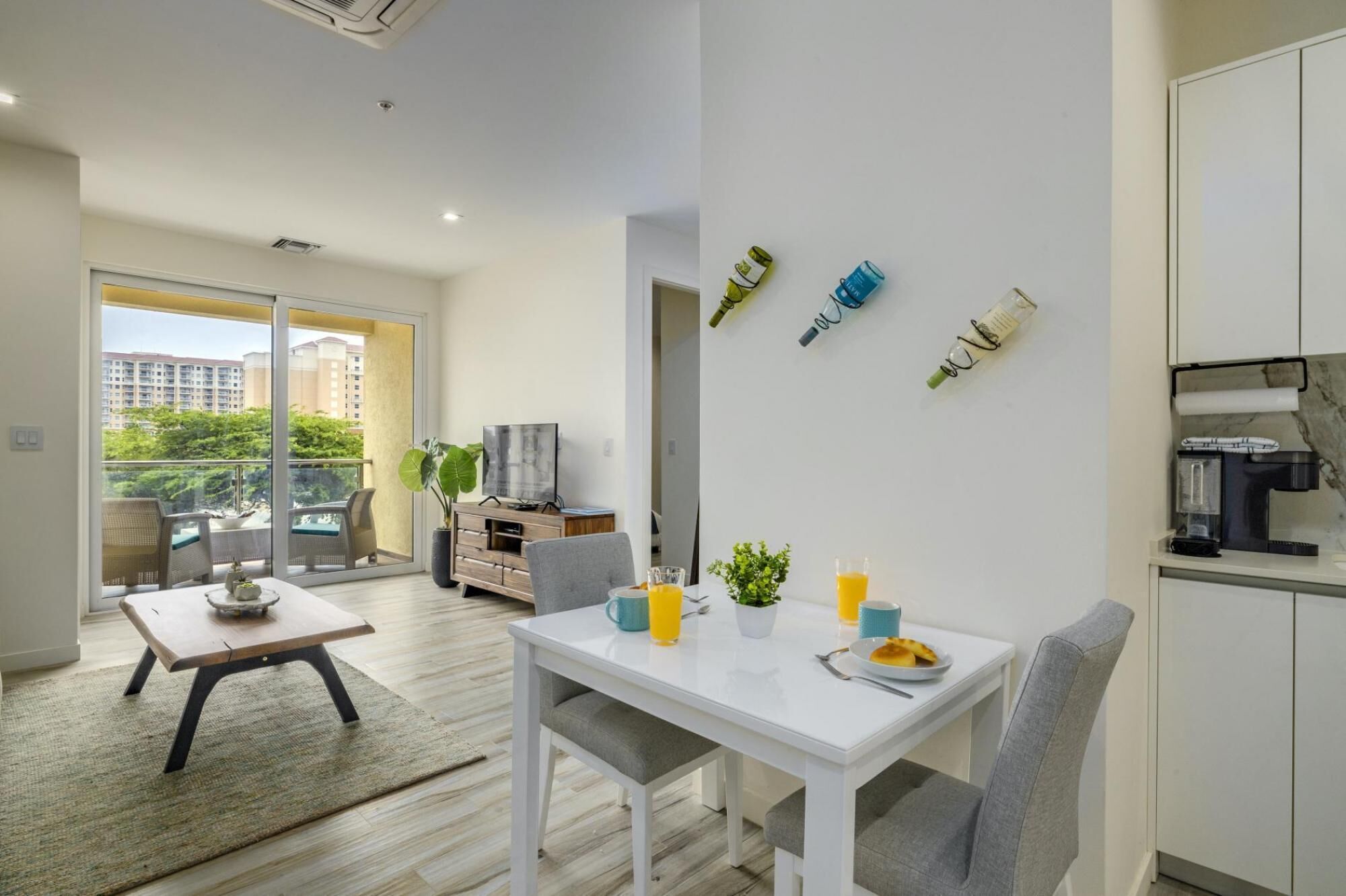 Un apartamento moderno con comedor, cocina y balcón.