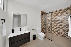 Villa | Bathroom - NEW 5BR Villa w Pool Patio Great Location (Noord)