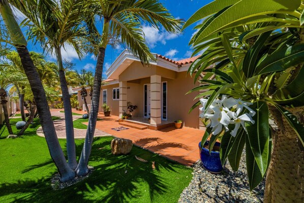 Villa | 4 bedrooms - Lux High-end Haven Private Pool Unique Decor (Noord)