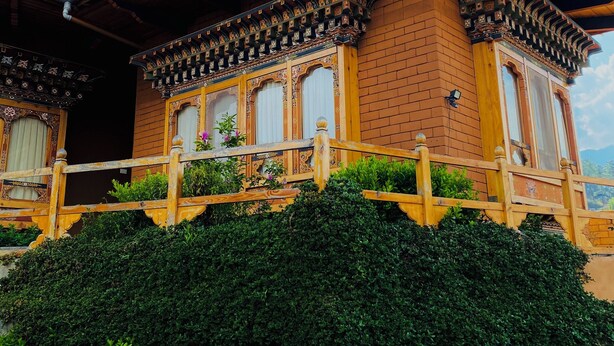 Un edificio tradicional con balcón de madera y paredes de ladrillo.