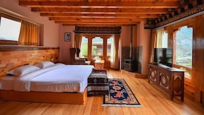Una habitación de madera con cama, televisor y chimenea.