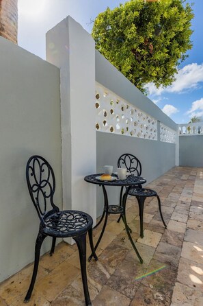 Villa | 2 bedrooms - 3BR Home w Pool in Downtown 5min Walk 2 Beach (Oranjestad)