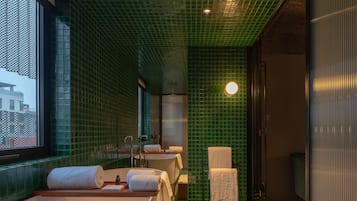 Amenidades de baño de diseñador, secadora de cabello, batas, pantuflas