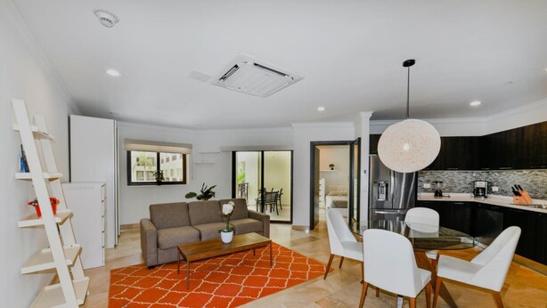 Un appartement moderne comprenant un salon, un coin repas et une cuisine.
