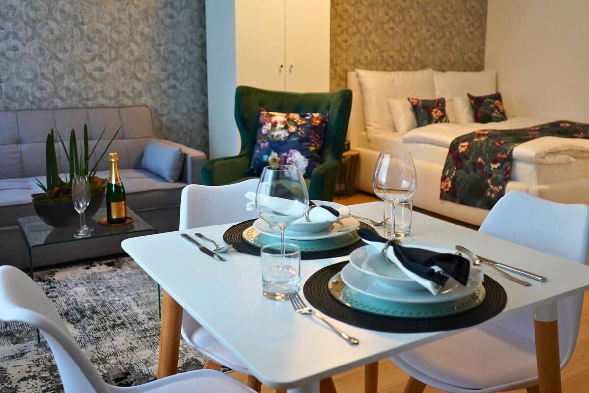 Economy Studio Suite | 2 bedrooms, hypo-allergenic bedding, in-room safe, free WiFi