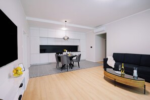 Deluxe-Apartment | Wohnbereich | 115-cm-Flachbildfernseher mit Kabelempfang, Fußbodenheizung