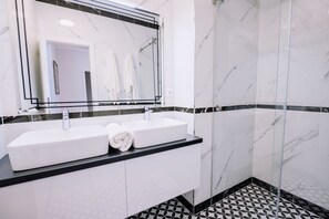 Dusj, badekåper, håndklær og såpe