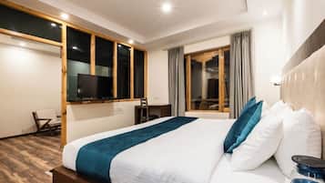 Deluxe Room | 1 bedroom, hypo-allergenic bedding, desk, bed sheets