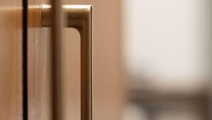 Primer plano de un pomo metálico en una puerta de madera.