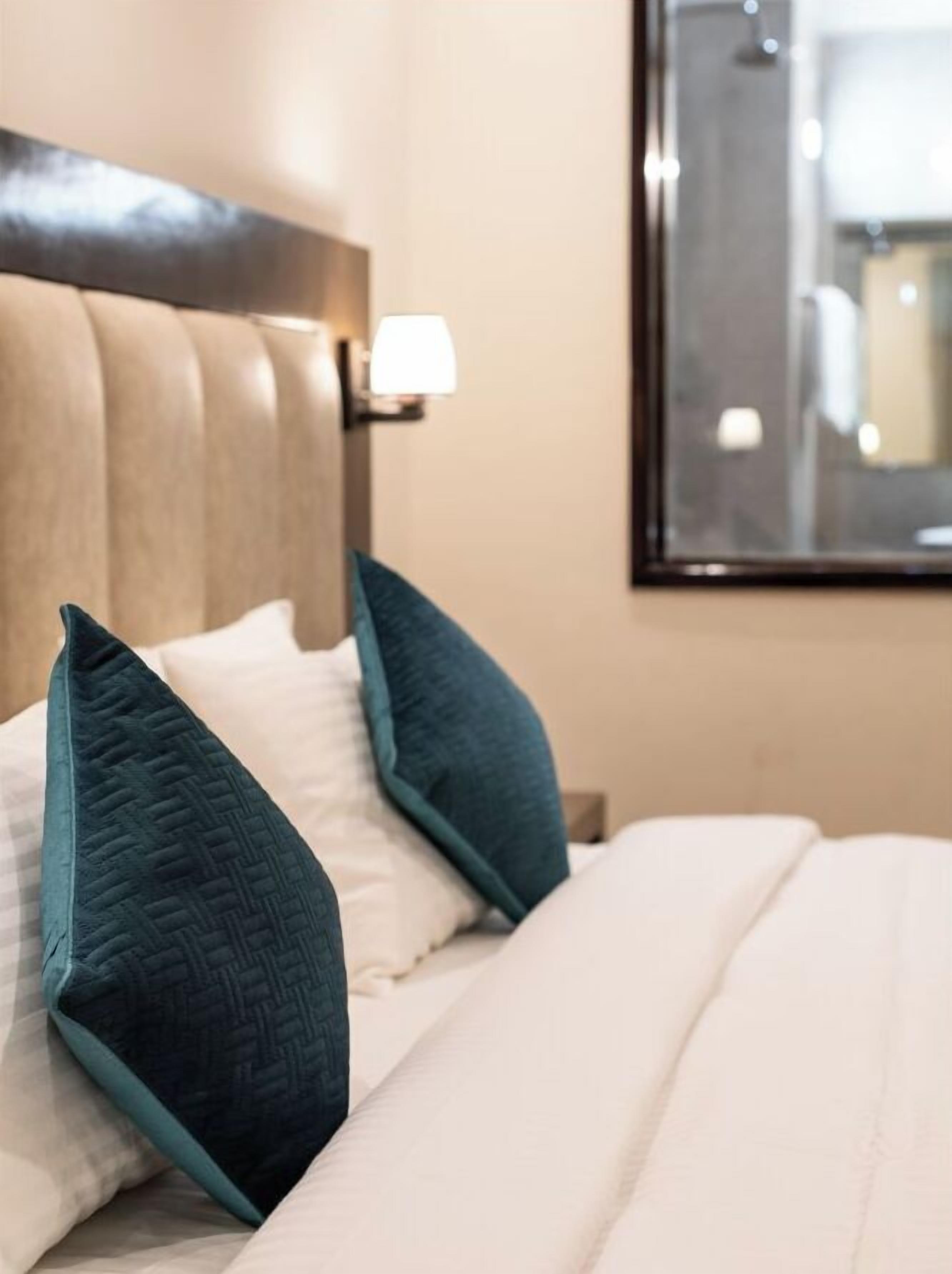 Deluxe Room | Hypo-allergenic bedding, desk, bed sheets