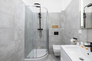 สตูดิโอ, ห้องครัว | ห้องน้ำ | ฝักบัว, ผ้าเช็ดตัว