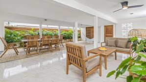 A spacious patio with wooden furniture, a hammock, and lush greenery. - NEW 4br3ba Villa Near Eagle Beach w Private Pool (Oranjestad)