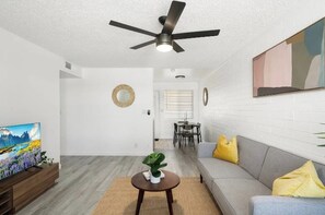 TV, books - King bed, Parking, Pool, Parks, Food, Museum (Phoenix)