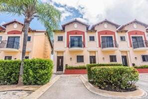 2 bedrooms - 2BR 3BA GYM Pools 24 7 Security Restaurant (Noord)