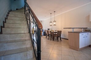 2 bedrooms - 2BR 3BA GYM Pools 24 7 Security Restaurant (Noord)