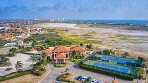 2 bedrooms - 2BR 3BA GYM Pools 24 7 Security Restaurant (Noord)