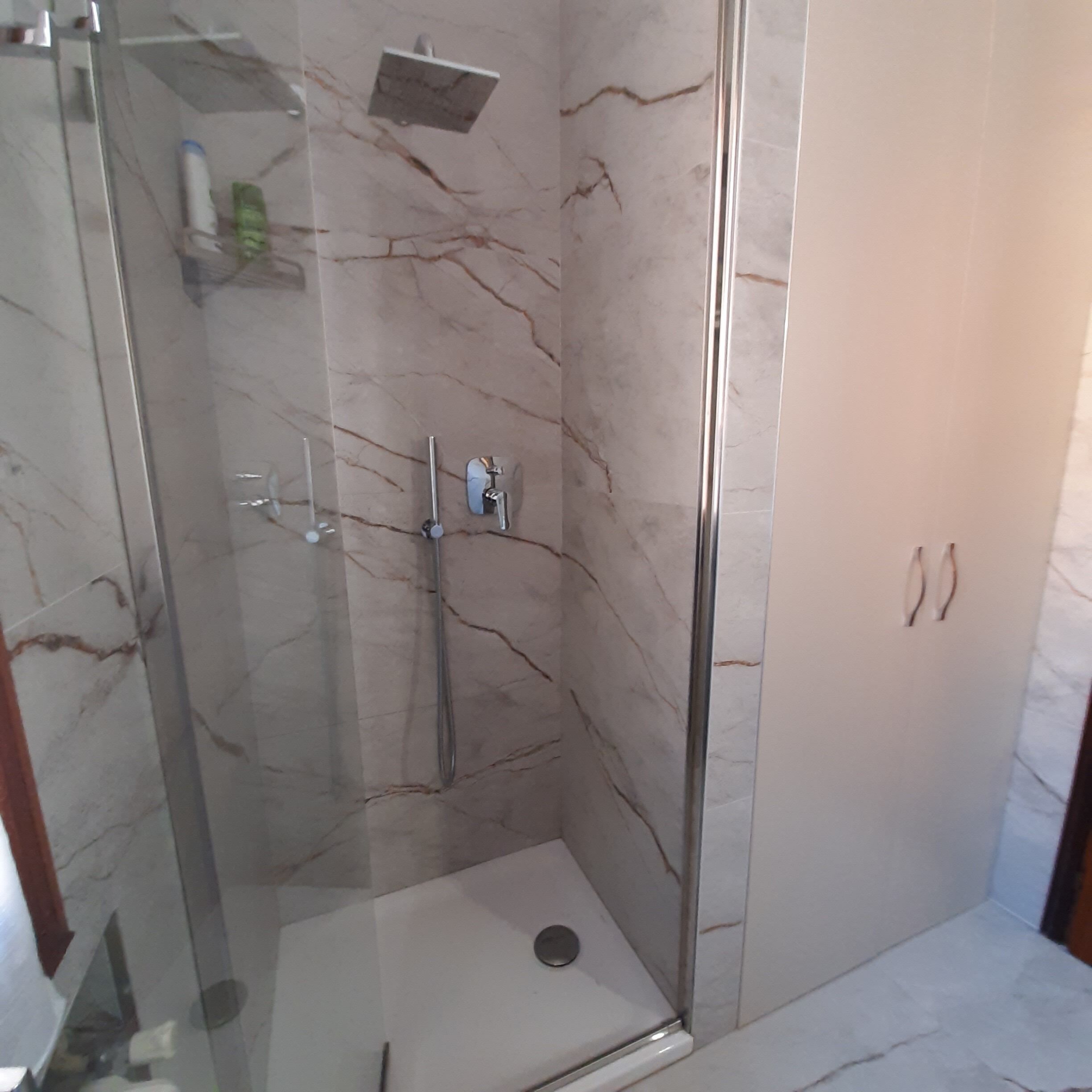 Doccia, asciugacapelli, bidet, asciugamani