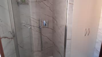 Doccia, asciugacapelli, bidet, asciugamani