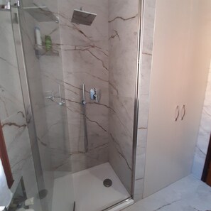 Ducha, secador de pelo, bidé y toallas