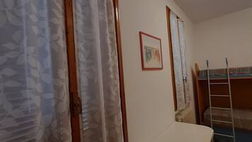 1 camera, una scrivania, ferro/asse da stiro, Wi-Fi gratuito