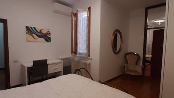 1 sovrum, skrivbord, strykjÀrn/strykbrÀda och gratis wi-fi