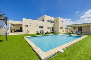 Villa | 4 bedrooms - NEW 4br4ba Villa Across of Palmbeach w Pvt Pool (Noord)