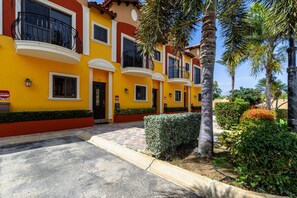 House | 2 bedrooms - 2BR 3BA Town Home w GYM Tennis Courts Pools (Noord)