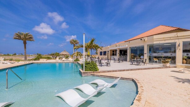 Un espace piscine comprenant des chaises longues, un bar et un restaurant appelé « SALINA ».